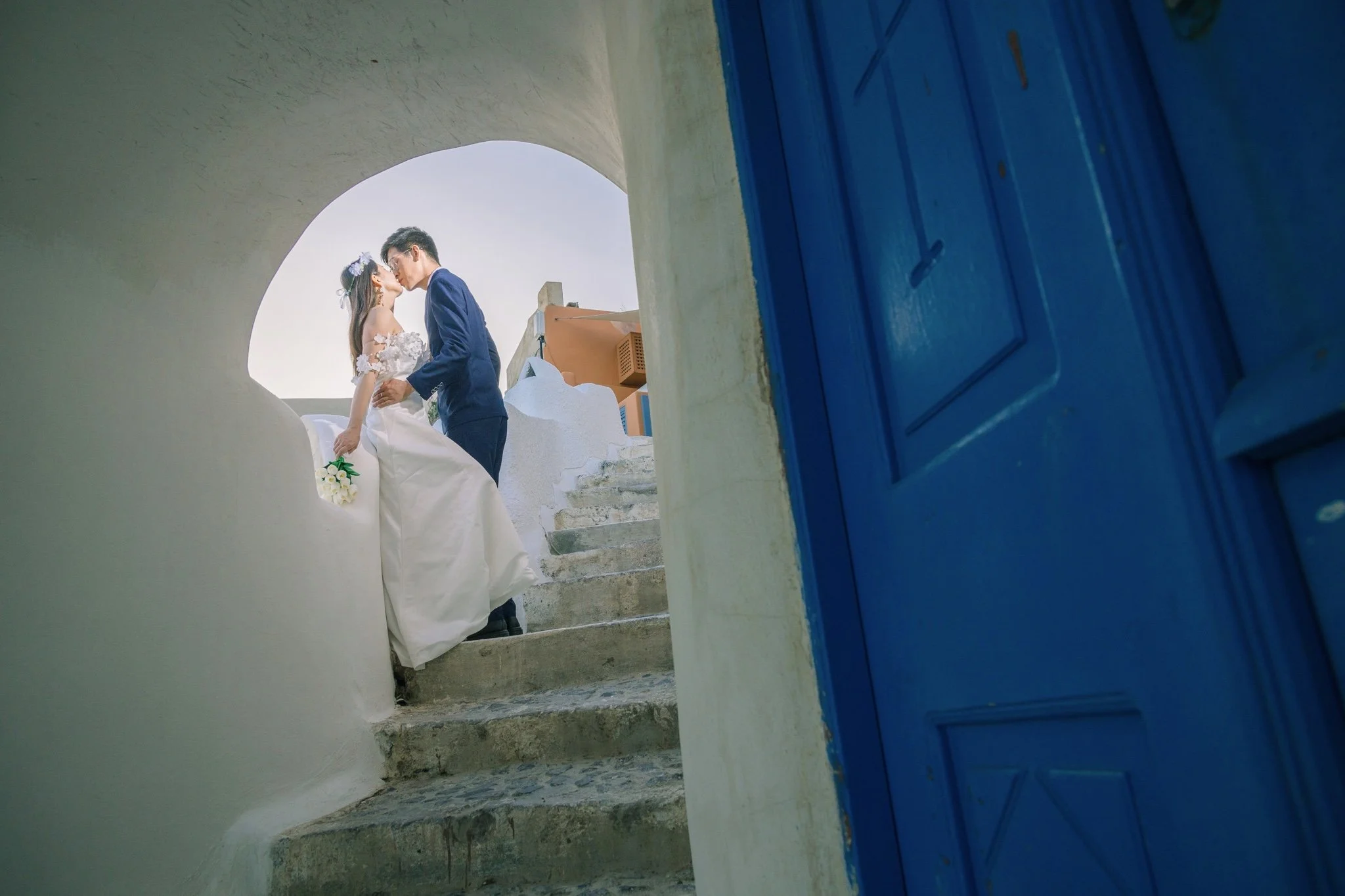隱藏階梯的安靜瞬間人像，使用負空間與低角度創造專屬感；Hidden steps quiet moment portrait — negative space and low angles create an exclusive look.