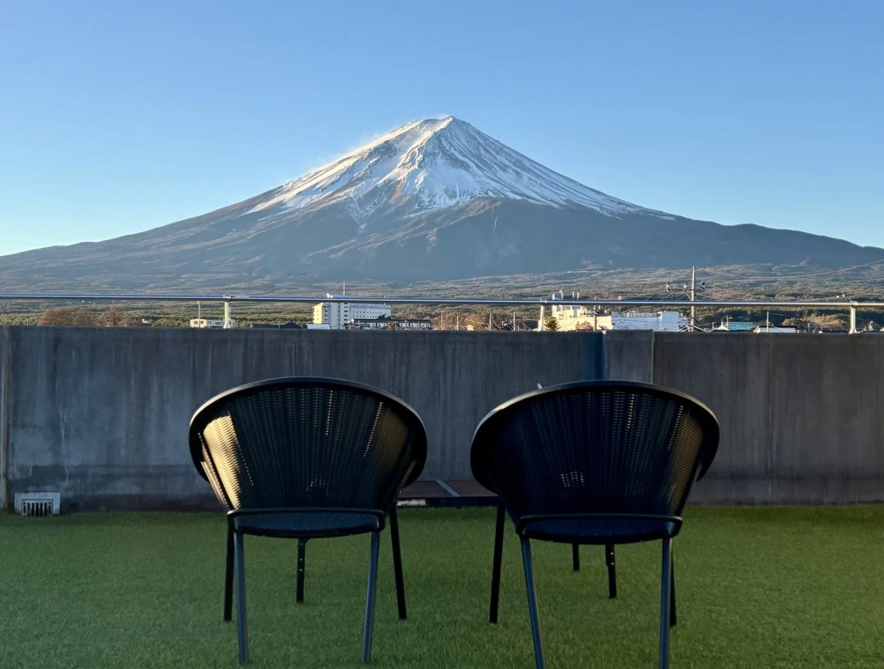 箱根蘆之湖與周邊山脈景色，展現箱根旅遊結合湖光山色與自然療癒氛圍的迷人風貌。