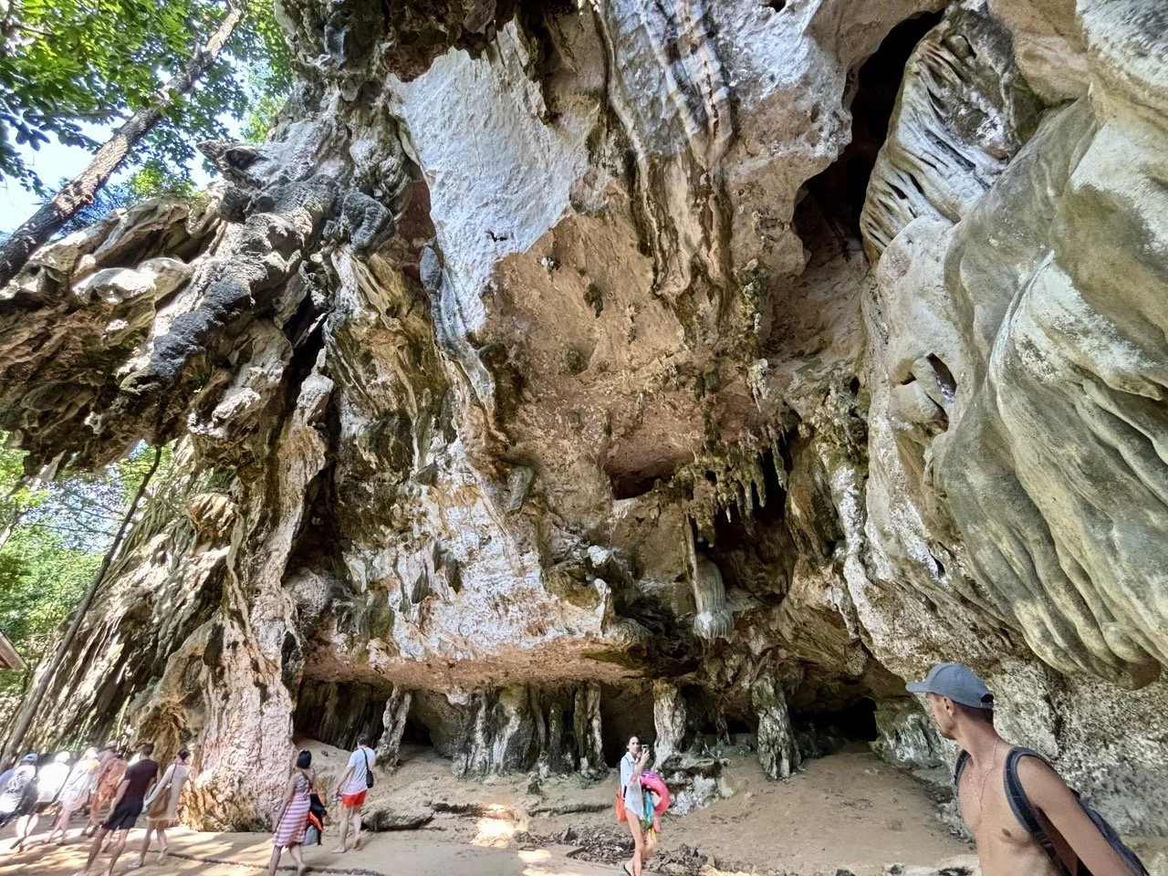甲米翡翠池旅遊攻略景點，介紹雨林步道、天然水池與周邊自然環境，適合安排 Krabi 一日遊行程。 Emerald Pool Krabi travel guide featuring rainforest paths, the natural swimming pool, and surrounding nature for a day trip.