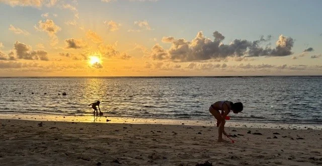 模里西斯旅遊常見問題（FAQ）主題圖：行前規劃與簽證準備示意（含停留天數、回程機票與住宿證明提示），適合查詢模里西斯簽證與出發前須知