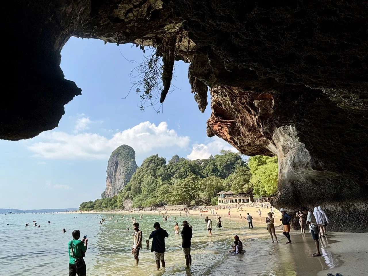 奧南海灘甲米旅遊攝影，捕捉安達曼海岸、傳統長尾船與石灰岩山景，記錄泰國 Krabi 海灘之旅。 Travel photography at Ao Nang Beach in Krabi, capturing the Andaman coastline, traditional longtail boats, and limestone mountains.