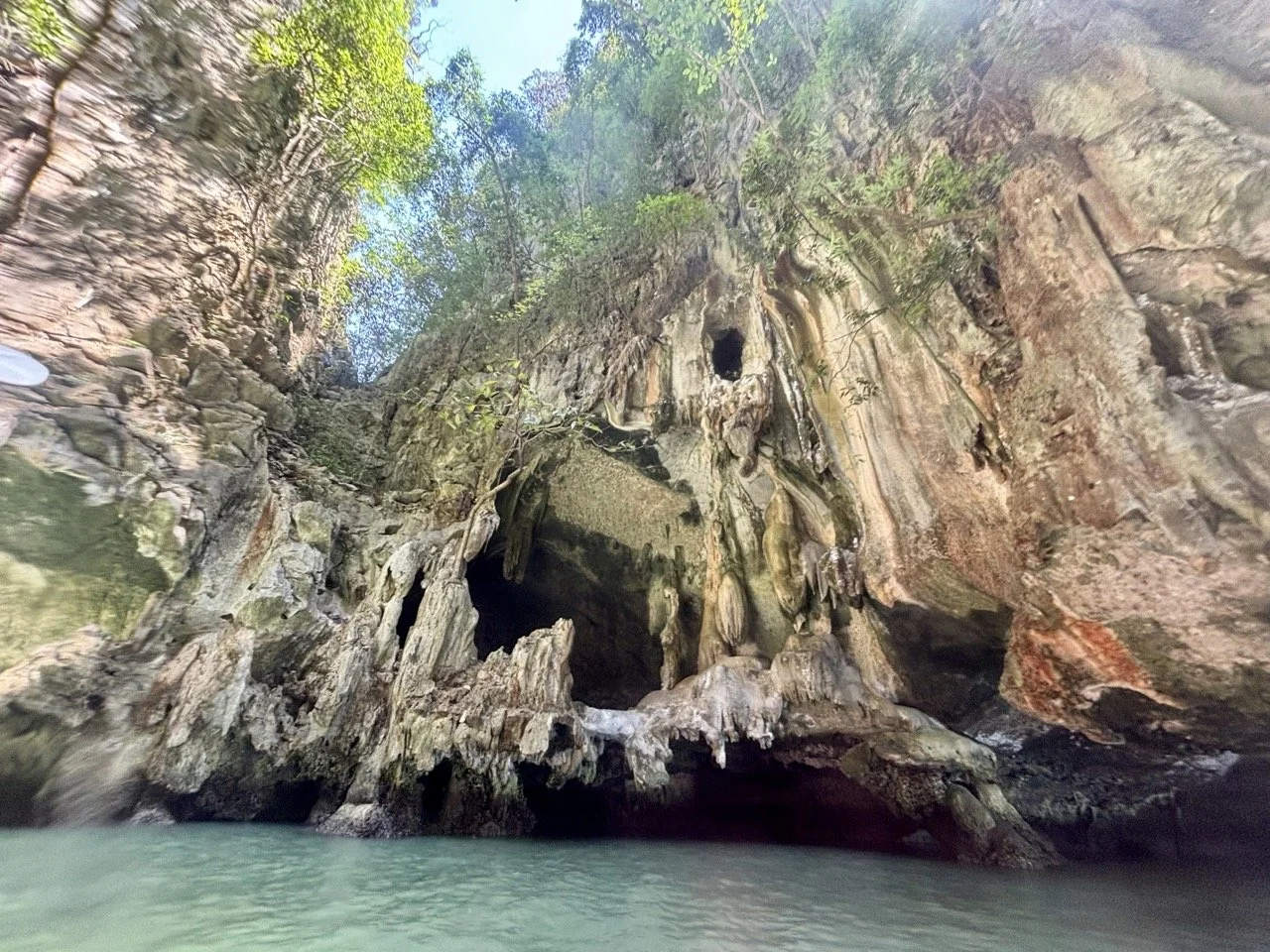 瑤諾島 Ko Yao Noi 的傳統漁村與熱帶海島生活，適合拍攝泰國在地文化、居民日常與攀牙灣自然風光。