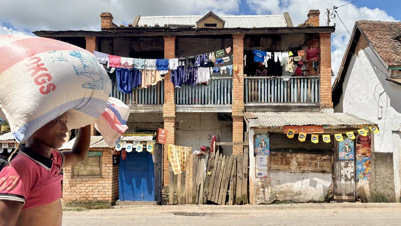 導遊與攝影師日出前準備與行前計劃，團隊協作提高拍攝效率；Guide and photographer prepping before dawn — teamwork to maximize Ranomafana shoot efficiency.