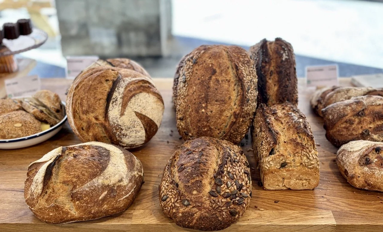 Le Fournil 當地麵包店新鮮可頌與外帶野餐選擇，登山前早餐推薦；Le Fournil local bakery fresh croissants and takeaway picnic options recommended before hikes.