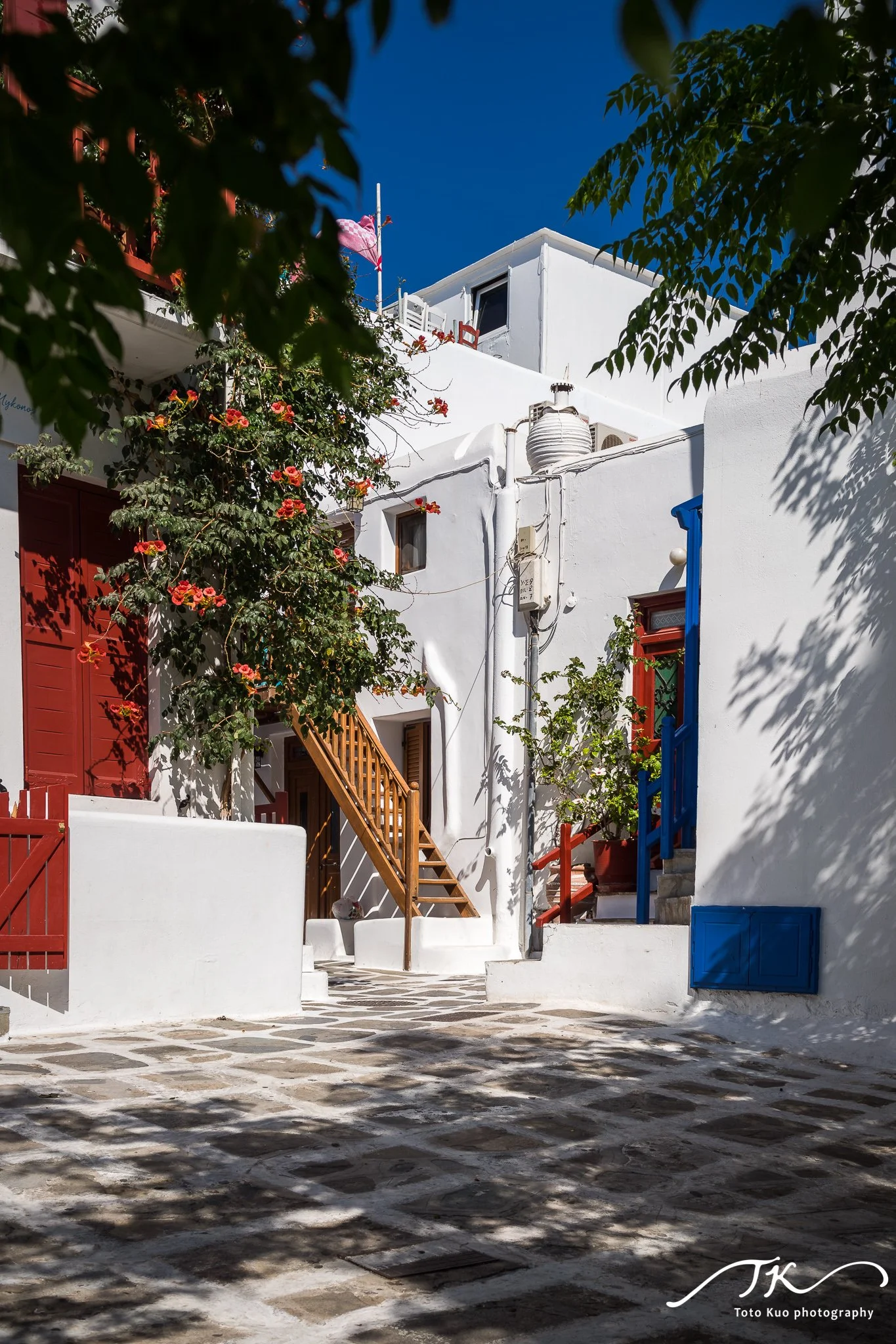Nightlife and dining in Mykonos: capture atmospheric restaurant lights, terraces and blue-hour shots with pro photography recommendations and itinerary notes.