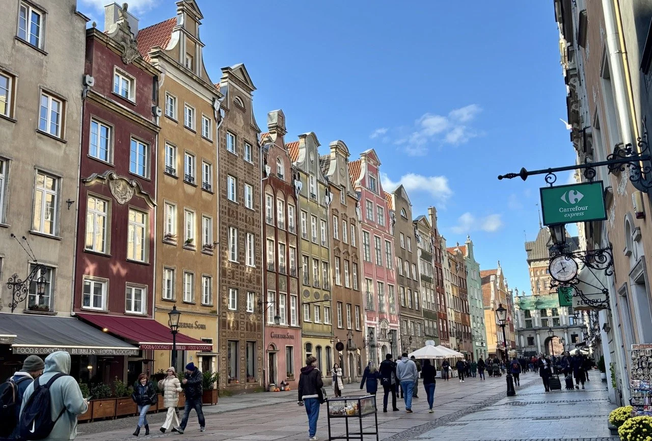 格但斯克 Długa Street 長街上的歷史建築與行人街景，展現波蘭北部城市的中古世紀建築特色與熱鬧旅遊氛圍。
