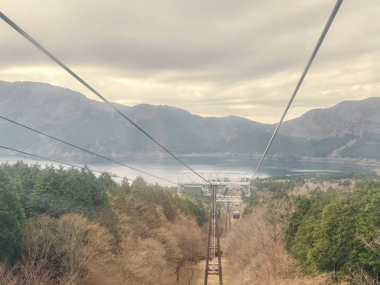 忍野八海清澈湧泉與傳統茅草屋景觀，背景可見富士山，展現富士山周邊的歷史文化與自然美景。