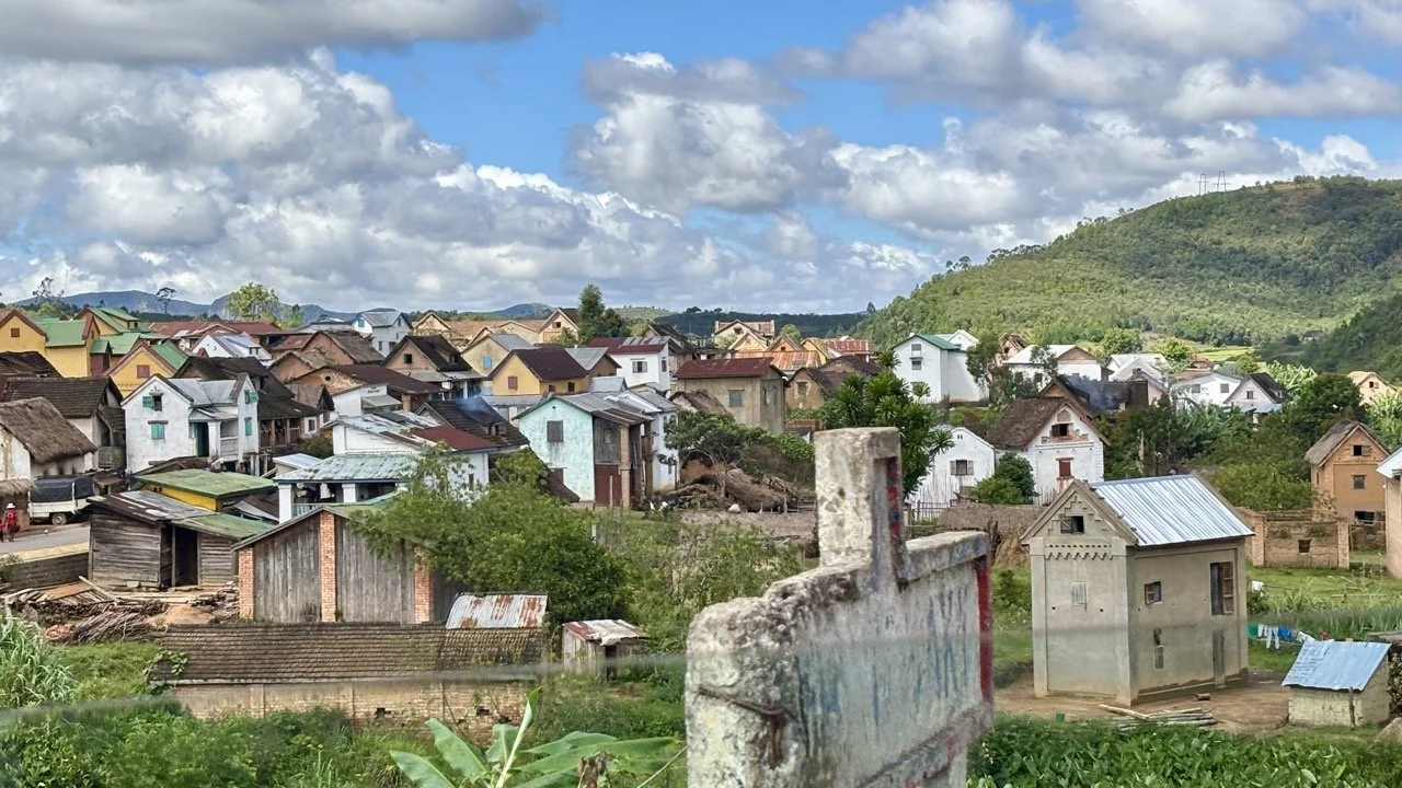 梯田間的小徑與村落視角：步道引導視線通往村莊，是拍攝在地生活與風景結合的場景；Pathways through terraced fields to village — leading lines guiding viewers to local life and landscape blends.