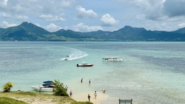 私人包船雙體船團體合影，適合描述 private charter 或半私人行程的彈性與隱私優勢。