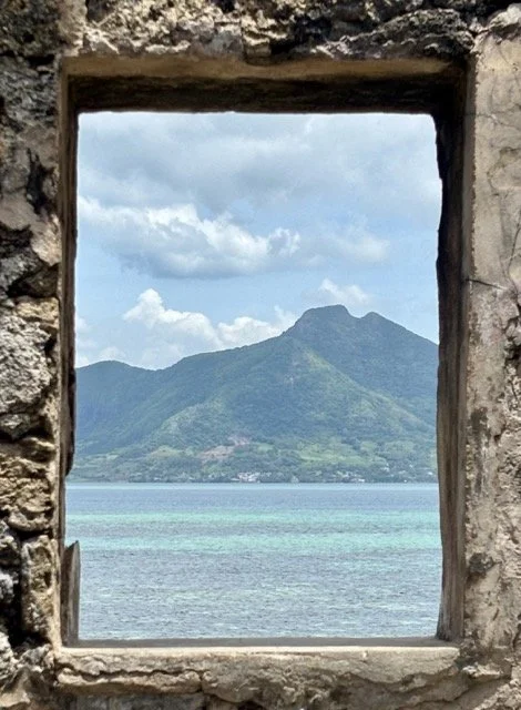 甲板上排列的救生衣與安全器材近拍，顯示 tour operator 的安全配備與旅客可使用的裝備。