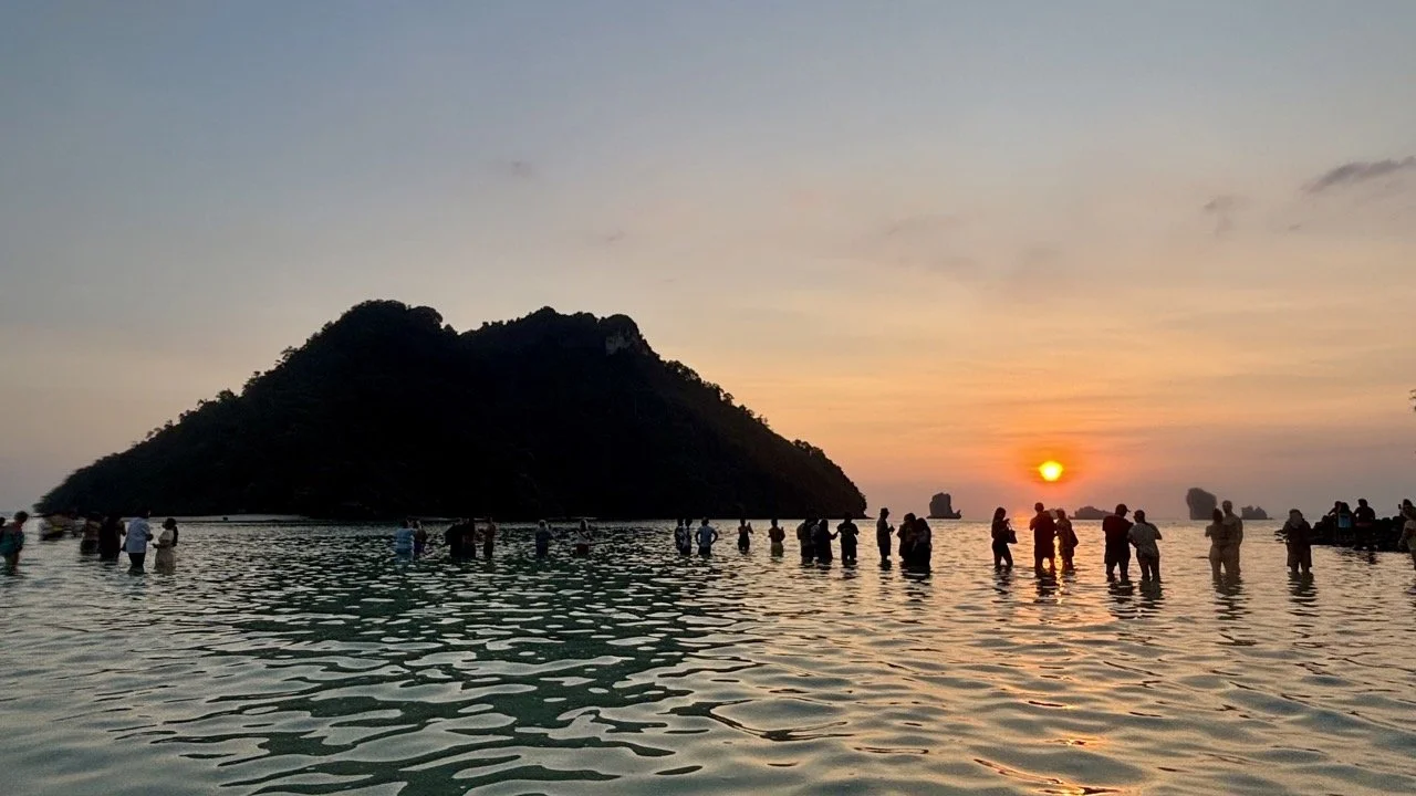 泰國甲米奧南海濱度假景色，呈現沙灘、海灣與周邊石灰岩山脈，適合規劃海灘休閒與島嶼遊船活動。 Seaside holiday scenery in Ao Nang, Krabi, with beaches, bays, and limestone mountains for relaxing and island excursions.