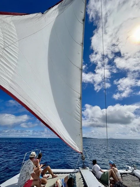 船員在出海前為旅客進行浮潛與安全講解，示意 tour safety briefing 與 snorkeling equipment distribution。
