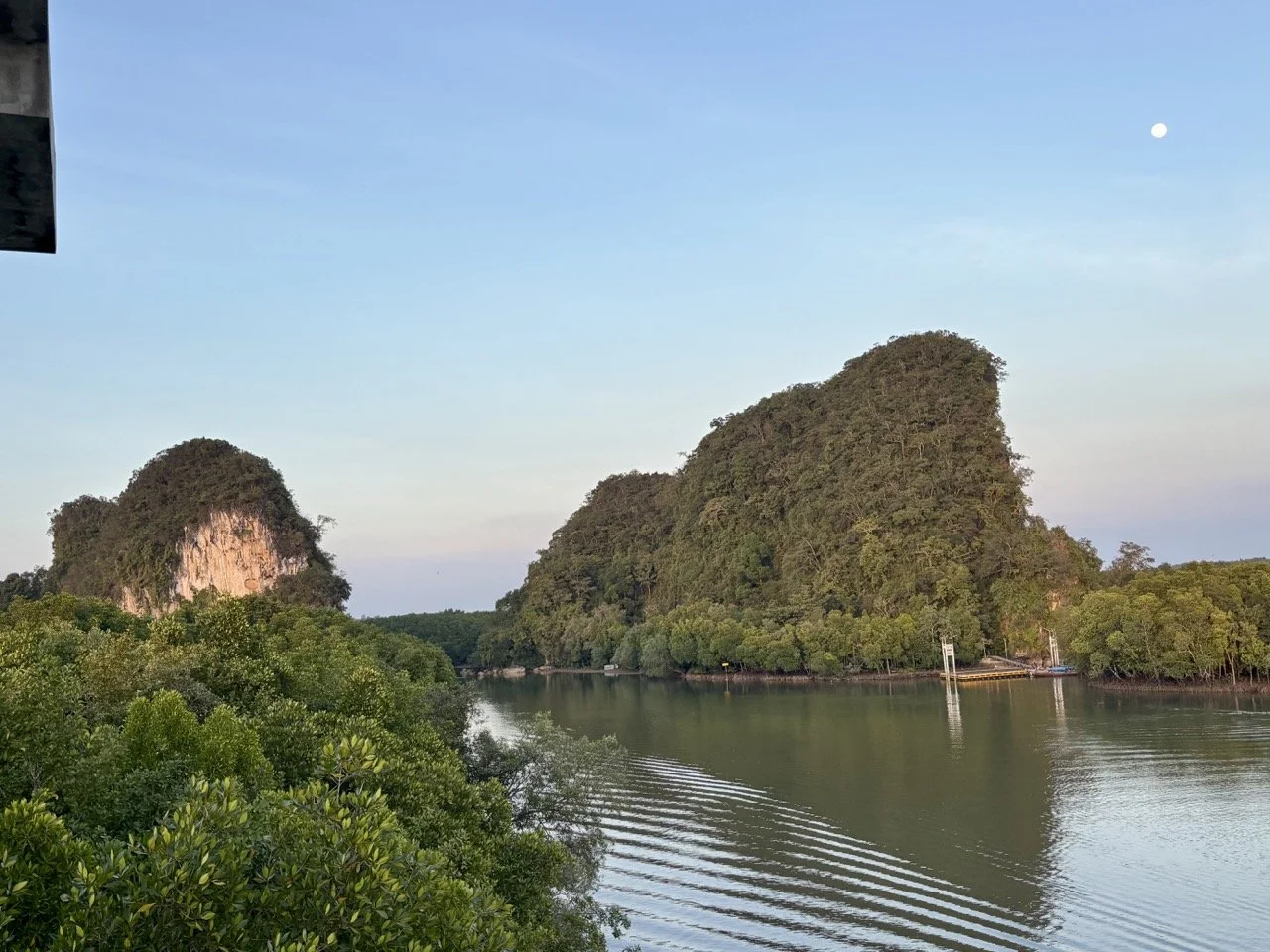 甲米奧南海灘清晨風景，柔和晨光照亮海面與海岸，適合拍攝泰國海灘旅行照片及享受寧靜時光。 Morning scenery at Ao Nang Beach in Krabi, with soft light across the water and shoreline for peaceful beach photography.