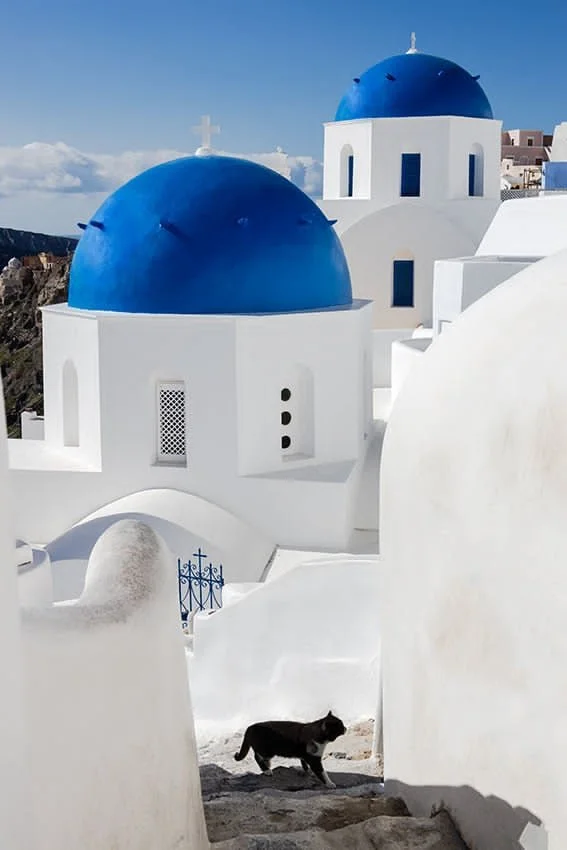 想在 Oia 尋找較貼近當地風味的餐廳，可以到 Karma Greek Restaurant 品嚐傳統希臘料理，感受不同於大型旅遊餐區的用餐氛圍。