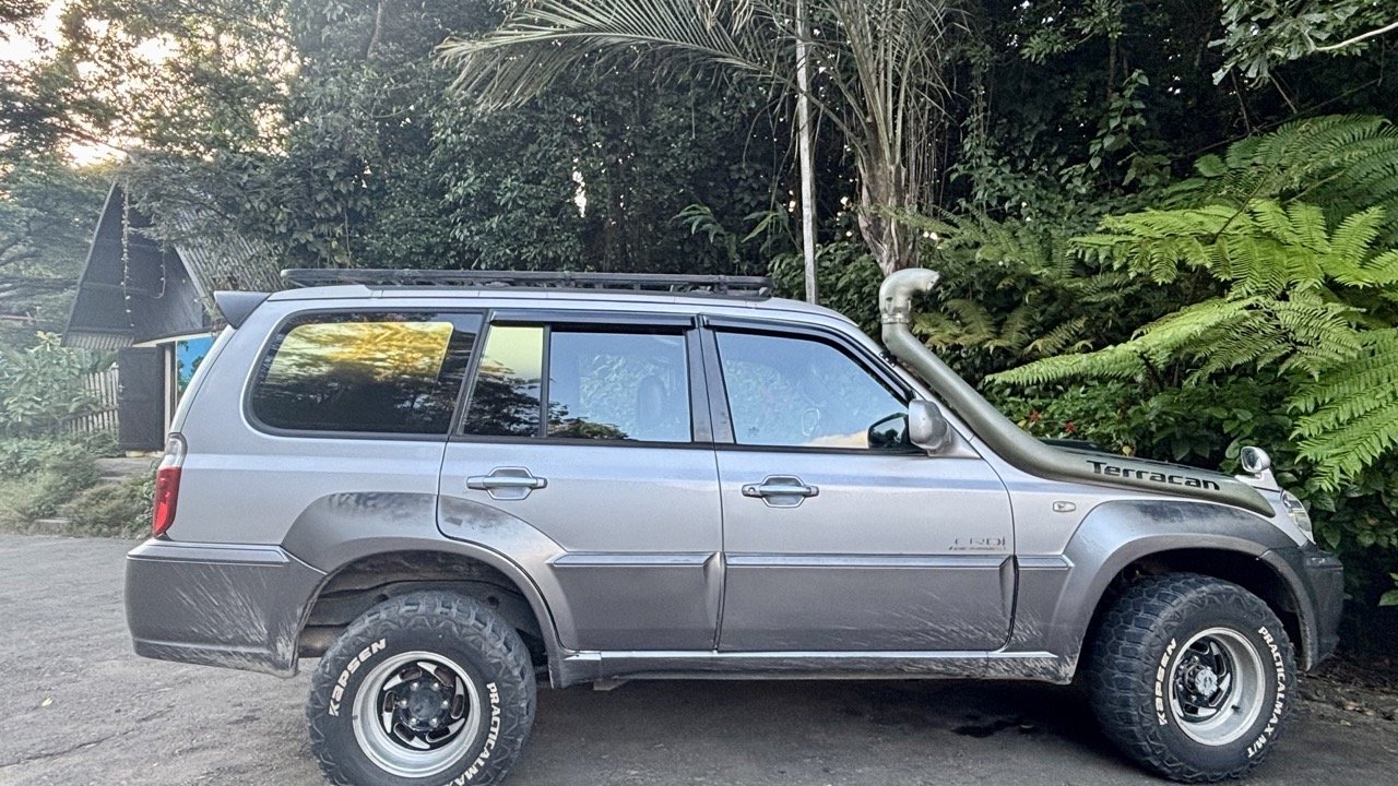 司機日出接送畫面，拍攝時段交通安排與效率技巧；Driver pickup at sunrise — transport timing tips for photographers.