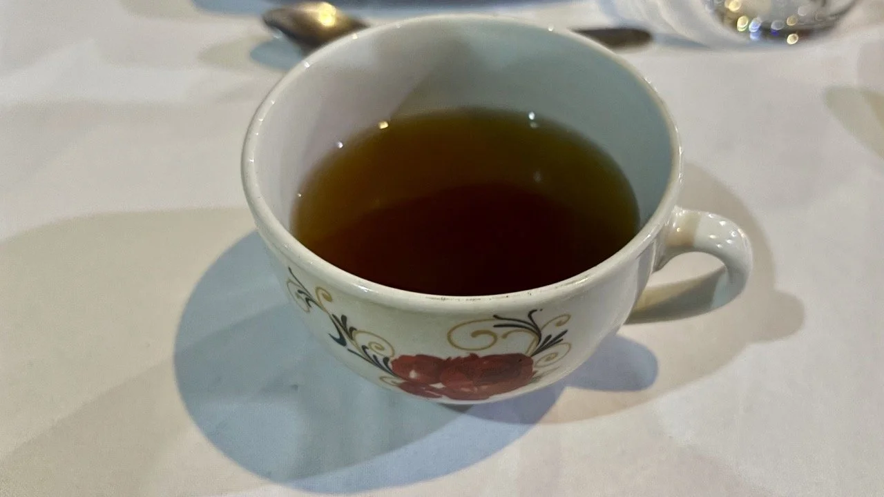 Mitsinjo 社區咖啡與志工餐點，支持保育的在地用餐體驗；Mitsinjo community café — support conservation projects with local meals.