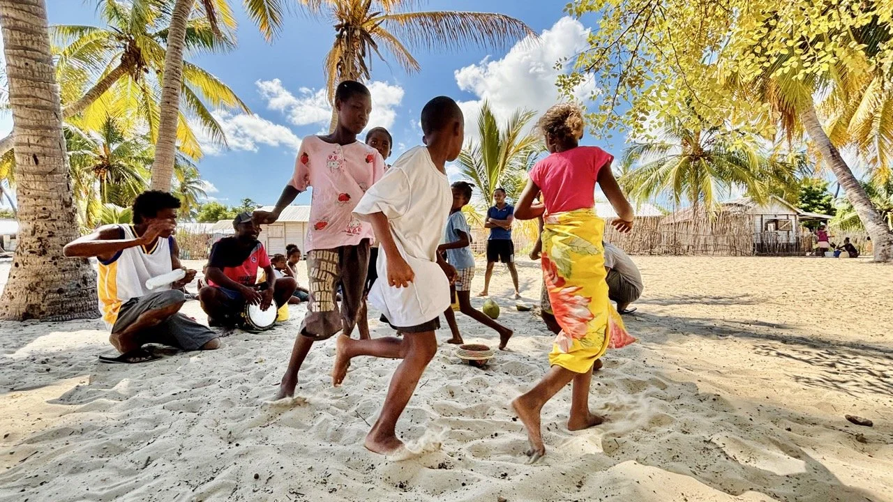 Betania 漁民環境人像，展現生活細節與職業場景；Fishermen environmental portrait in Betania, showing livelihood details and context.