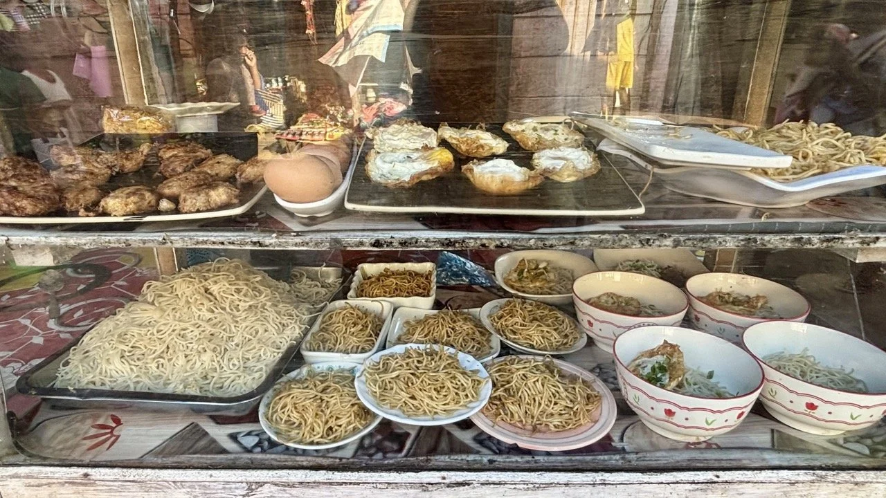 市集小吃 mofo 與 sambos 特寫，本地風味與平價小吃推薦；Local street snacks mofo and sambos — authentic Andasibe flavors.