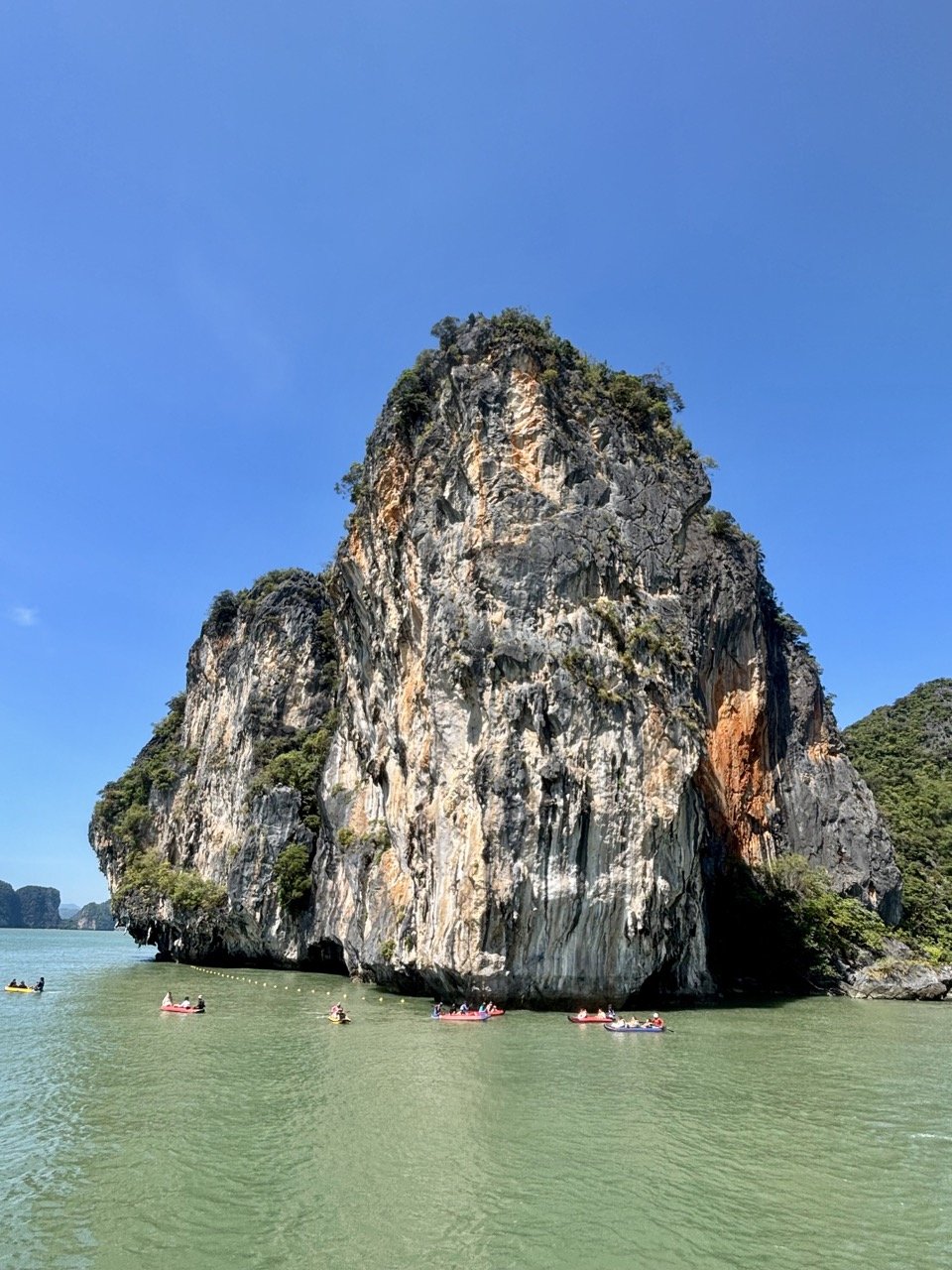 攀牙灣日出風景攝影，晨光照亮海上石灰岩群島，示範泰國攀牙灣攝影愛好者推薦的最佳拍攝時機。