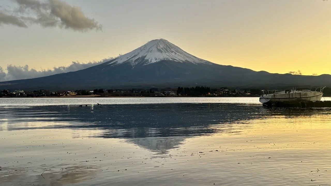 箱根溫泉旅館露天浴池，旅客可以在山林景色環繞下享受溫泉，感受日本傳統溫泉住宿的放鬆時光。
