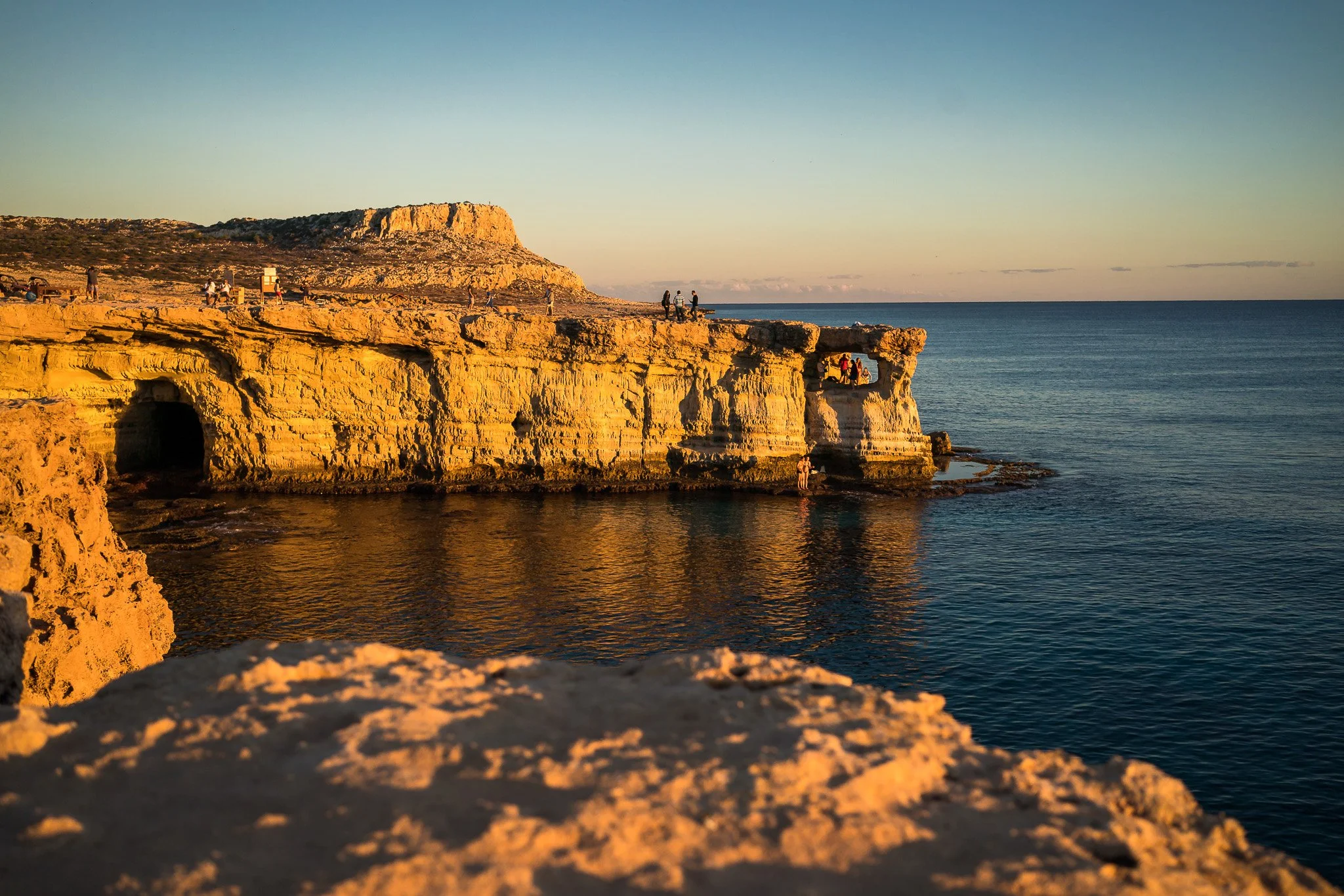 Nissi Beach 阿依納帕 日出全景，淺藍沙洲與波紋細節，適合海灘攝影與航拍構圖。
