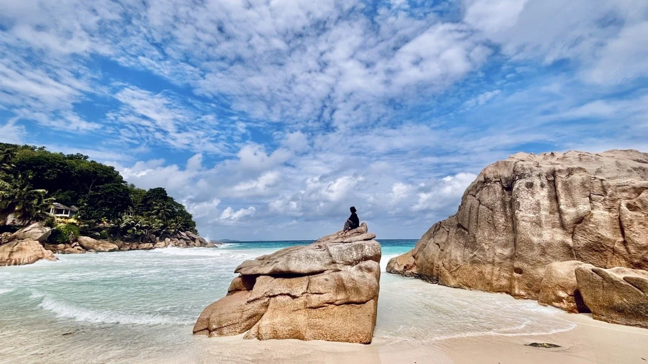 退潮時的 Anse Source d’Argent 海灘，淺水、礁石與花崗岩形成適合海島攝影的自然構圖。