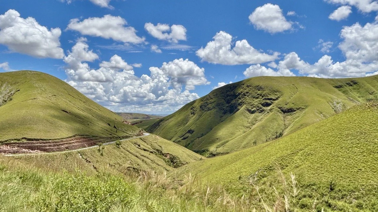 梯田季節色彩轉換：春耕、夏綠與秋收的色彩變化，是系列攝影的好題材；Seasonal color shifts in terraced fields — spring planting, summer green and autumn harvest ideal for a photo series.