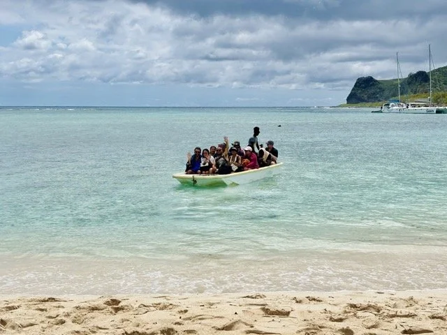 小島沙洲（sandbank）上的拍照人群，淺水圍繞形成自然泳池，為 island hopping 的網美拍照景點。