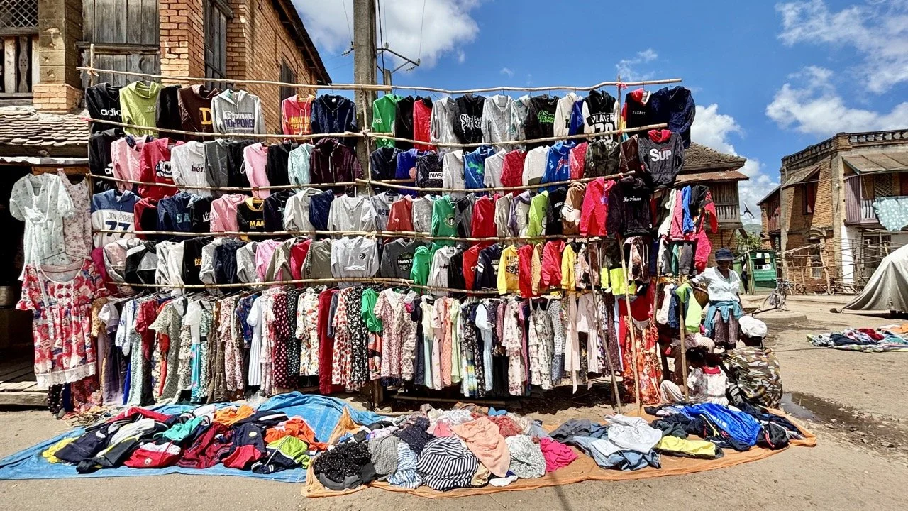 以物易物與攤販交涉場景：傳統交易方式與語言、動作的互動紀錄；Barter and bargaining at Ranomafana market — traditional negotiation, gestures and marketplace communication captured.