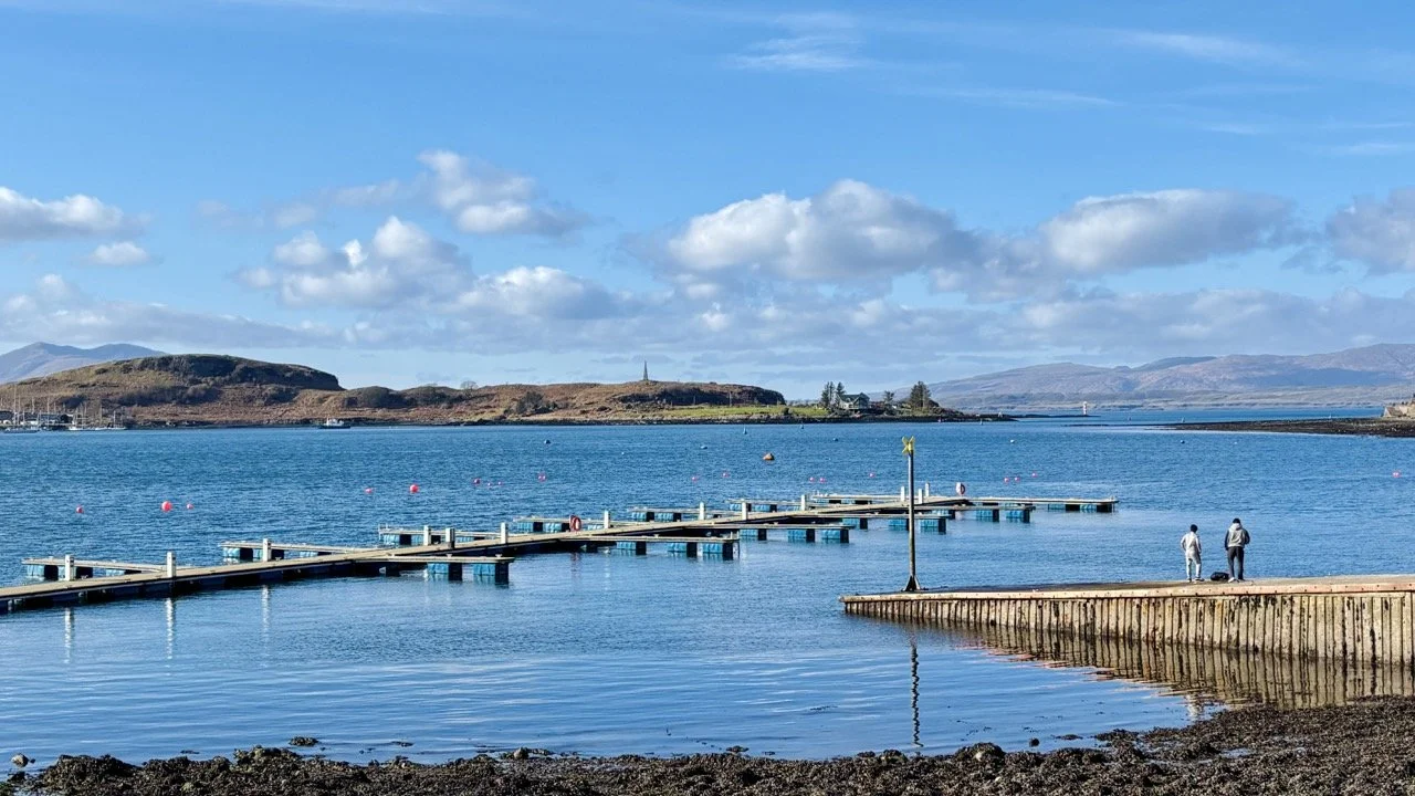從觀景位置欣賞蘇格蘭史塔克城堡 Castle Stalker 的外觀與周圍湖景，這座孤立於水域中的古堡是蘇格蘭高地一日遊途中值得拍攝的經典地標。A viewpoint overlooking Castle Stalker captures the distinctive island castle and its scenic Scottish Highlands surroundings.