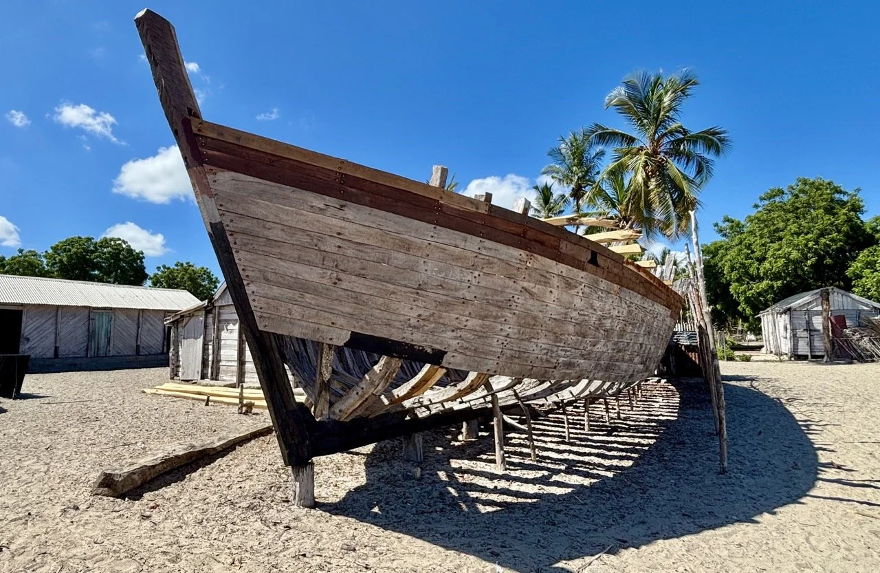 Betania 海岸黃昏剪影與漁船倒影，適合人文與海岸攝影；Betania coastline sunset silhouettes and boat reflections for coastal and human-interest photography.