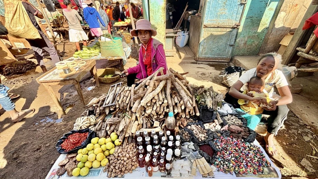 市集香料籃特寫：薑黃、辣椒與本地香料的質地與色彩，適合美食與文化攝影；Spice baskets at Ranomafana market — turmeric, chilies and local spices texture and color, ideal for culinary and cultural photography.