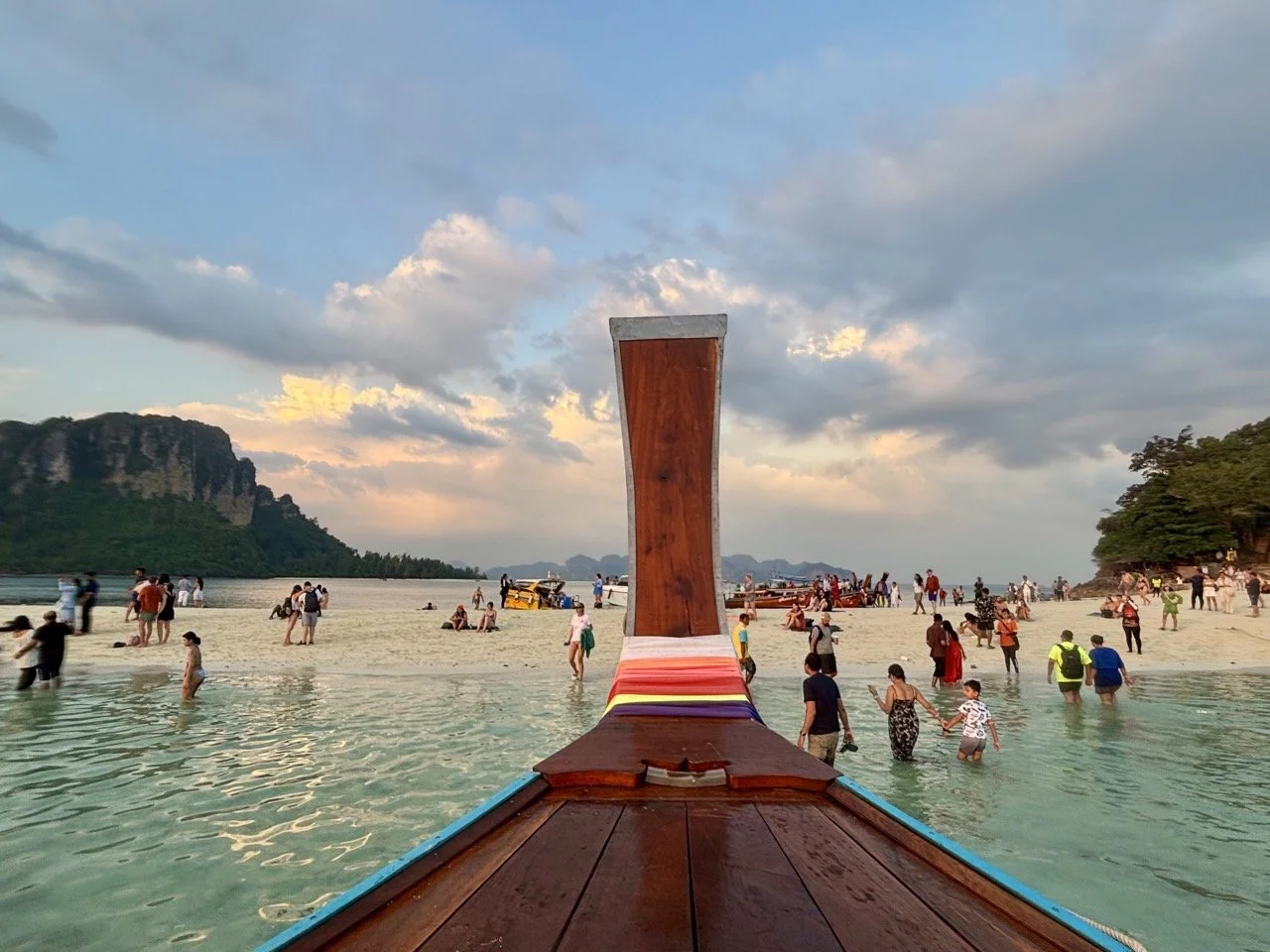甲米奧南海灘旅遊攻略景點，介紹海岸散步、長尾船觀賞與周邊餐廳住宿，方便規劃 Ao Nang Krabi 行程。 Ao Nang Beach travel guide in Krabi, featuring coastal walks, longtail boats, and nearby dining and accommodation options.