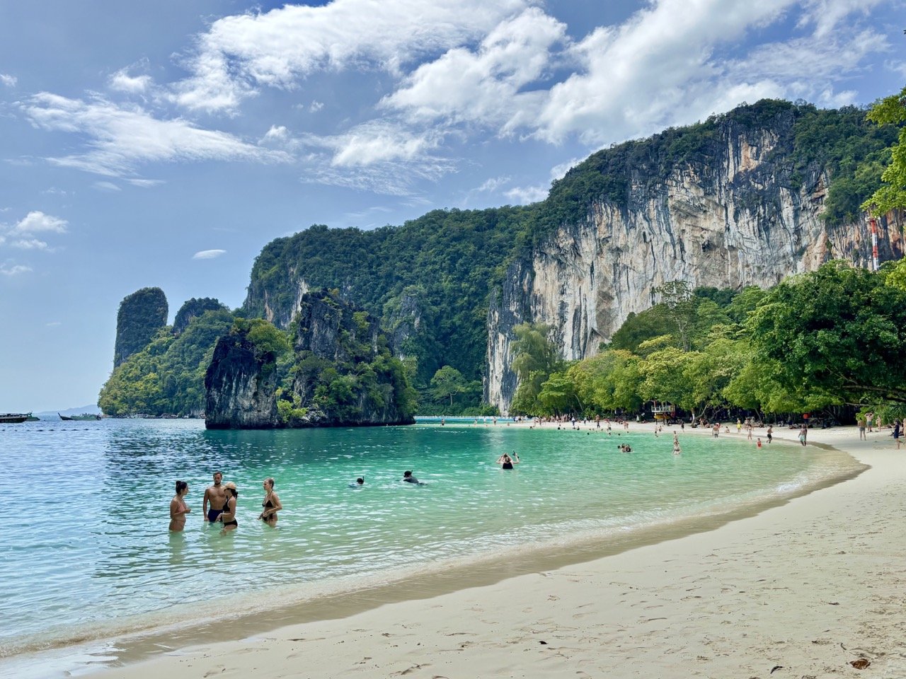 搭船探索泰國喀比洪島潟湖 Hong Lagoon，近距離欣賞天然岩壁、平靜的潟湖水面與獨特地形，是參加 Hong Islands boat tour、喀比遊船一日遊及洪島潟湖觀光行程 的代表性體驗。 A boat tour of Hong Lagoon in Krabi, Thailand, reveals calm lagoon waters and dramatic limestone formations.  複製檔名與 ALT Text