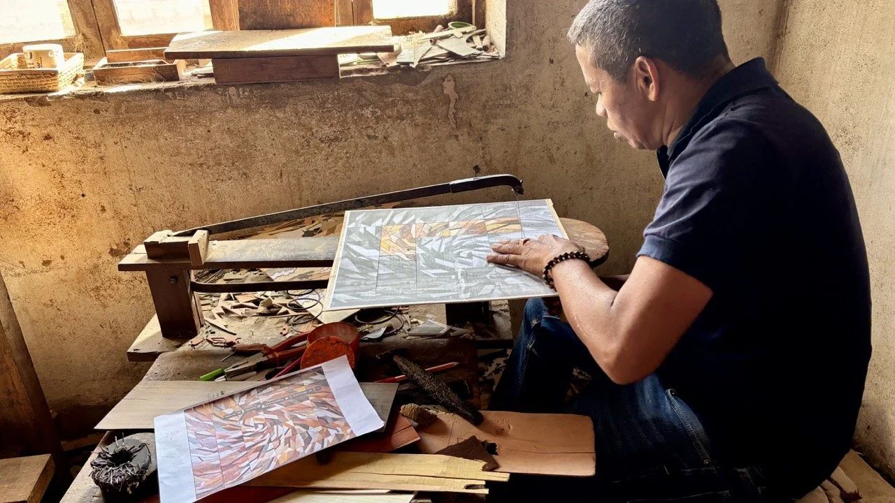 木雕匠人之手工細節，人文攝影與工藝故事；Hands of craftsman — woodcarving detail and human‑interest photography in Ranomafana region.
