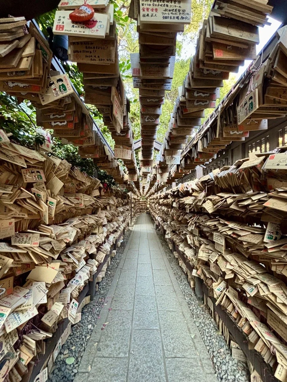 川越著名地標時之鐘木造鐘樓，矗立在歷史老街與藏造建築之間，是東京近郊一日遊中最值得拍攝的川越景點之一。