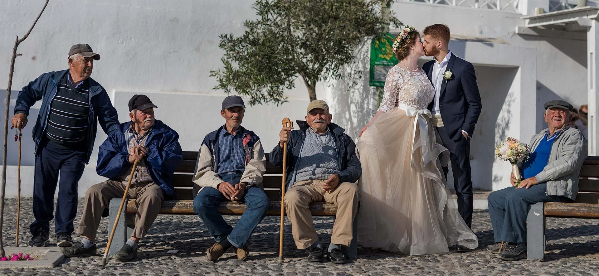 聖托里尼婚紗拍攝打包清單示意：器材、服裝與道具快速檢查表，方便婚攝團隊準備；Santorini wedding shoot packing checklist — gear, wardrobe and props quick checklist for teams.