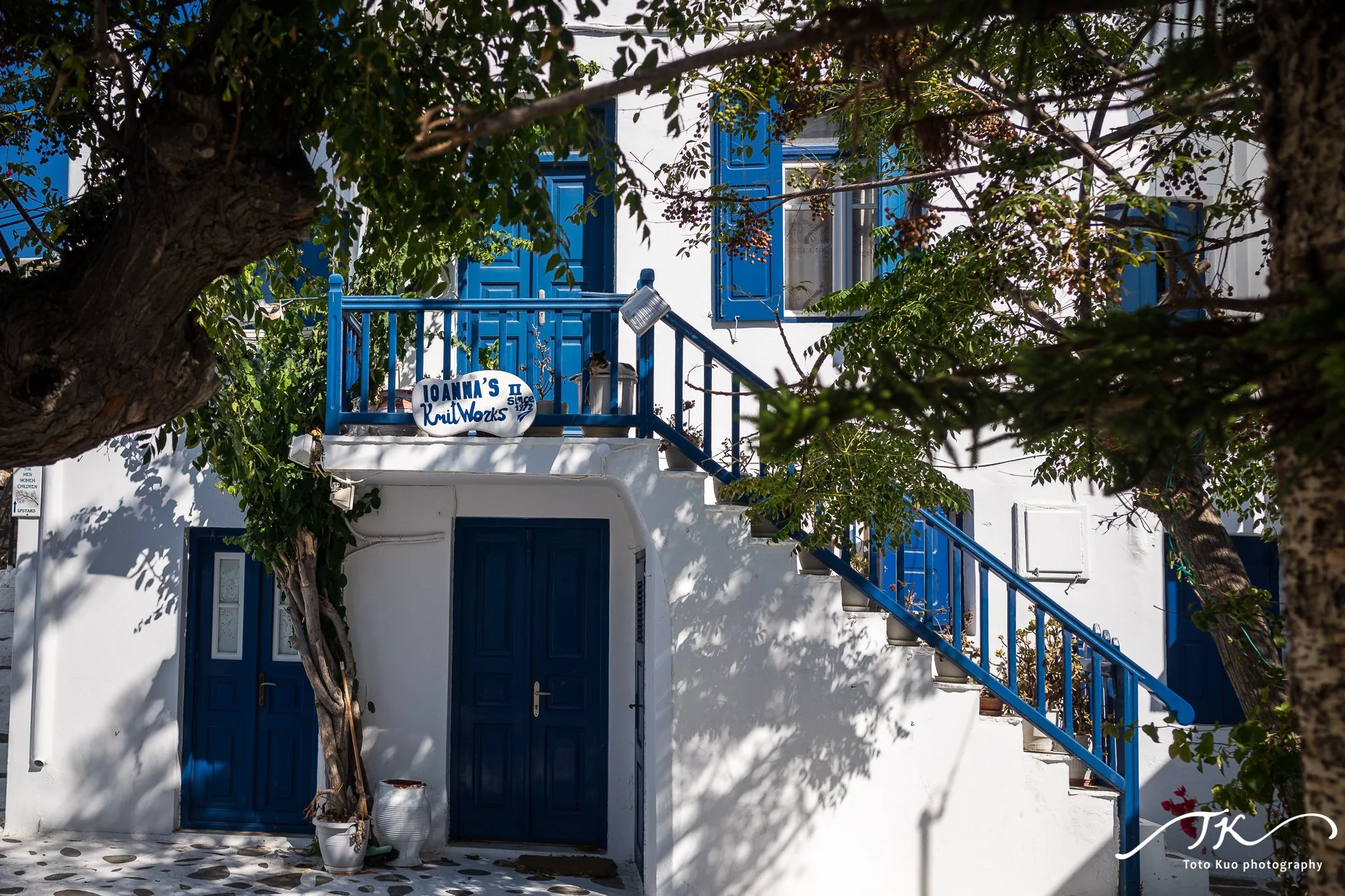 Food and restaurant photography techniques for Mykonos highlights like M-eating, Interni and Kiki’s Tavern, integrated into a 3–5 day travel and photo itinerary.