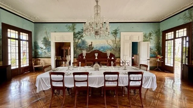 Château de Labourdonnais（拉伯多納莊園）正立面與庭園全景，展示保存良好的殖民時期建築、熱帶果園與莊園朗姆酒品鑑區；適合作為模里西斯文化旅遊、Pamplemousses 一日遊與莊園攝影素材
