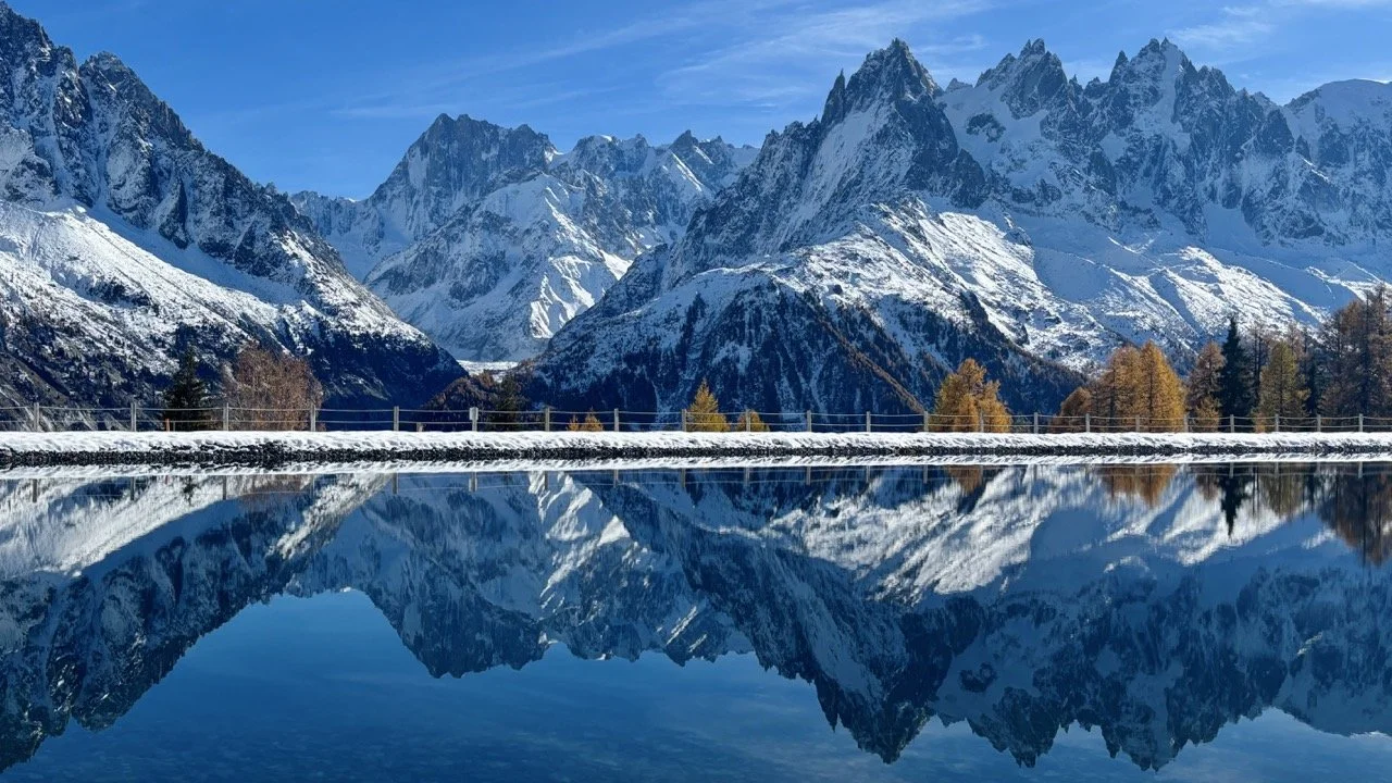 Lac Blanc 清晨鏡面倒影與高山湖泊風光，徒步攝影最佳拍攝時機；Lac Blanc morning mirror reflection of alpine lake, ideal for hiking photography.