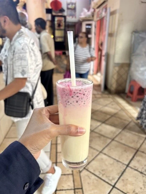 粉紅色 Alouda 冷飲近拍，含玫瑰糖漿、瓊脂與羅勒籽，冰淇淋加料版的甜點飲品特寫。 Close-up of pink Alouda drink with rose syrup, agar strips and basil seeds, served with ice cream—Mauritius dessert beverage.