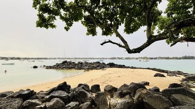 Ile aux Cerfs 小島沙灘與渡船畫面，示範從東岸碼頭前往熱門離島的一日遊行程