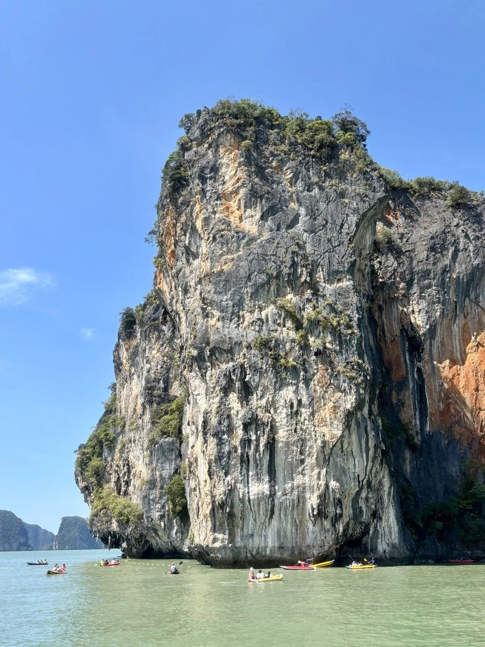 從 Samet Nangshe Viewpoint 遠眺攀牙灣全景，海上石灰岩島嶼在晨曦中層層延伸，適合拍攝壯闊風景照。