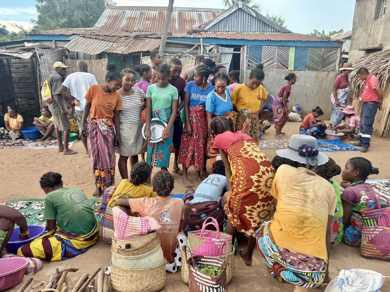 Morondava 市集與街頭小吃（mofo、sambos），在地美食與人文題材；Morondava local market and street food (mofo, sambos), authentic culinary and cultural subjects.
