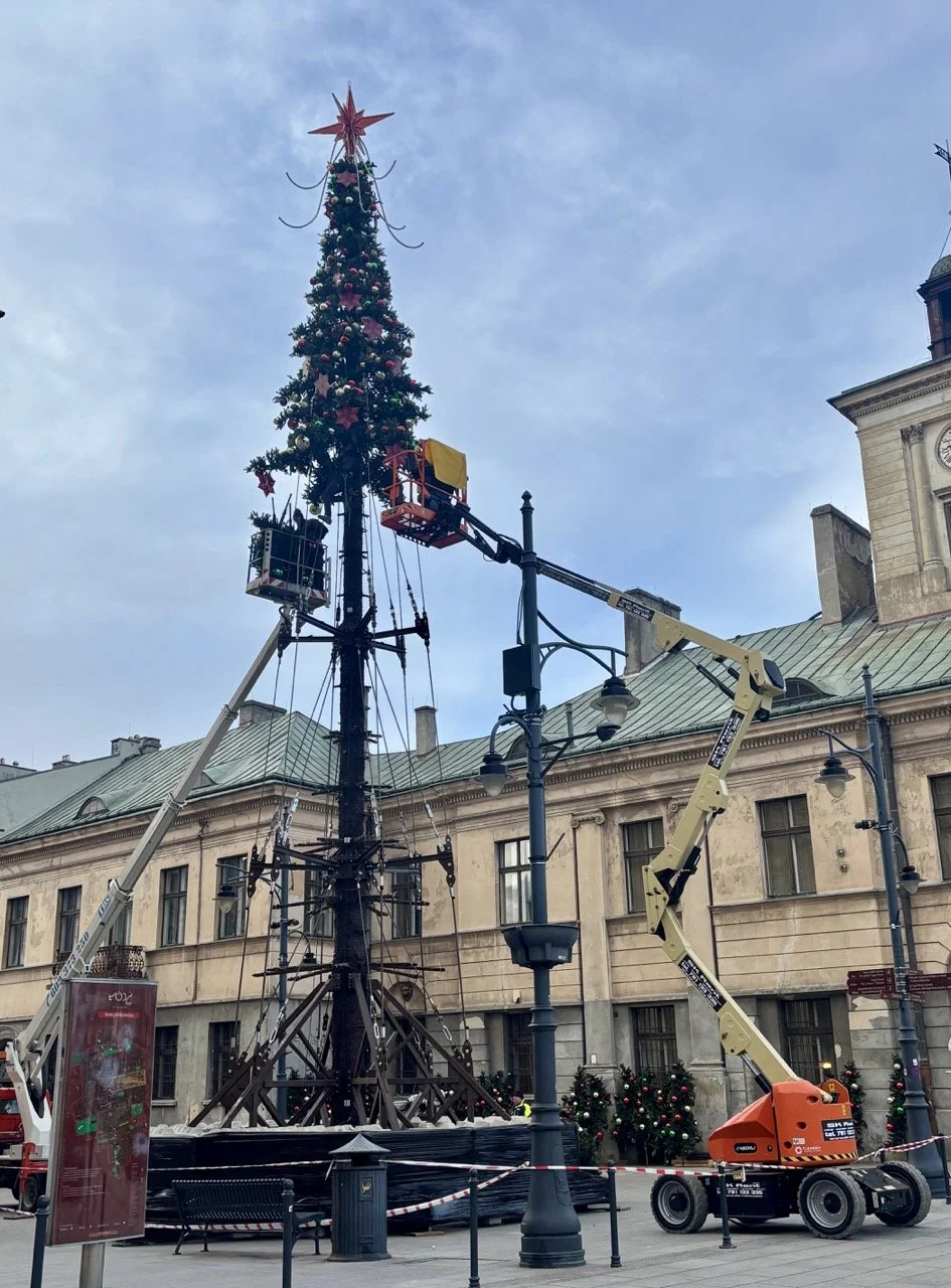 Księży Młyn 紅磚工人住宅與歷史街區，展現十九世紀波蘭羅茲紡織城市的建築風格，是工業遺產旅遊與建築攝影的熱門地點。