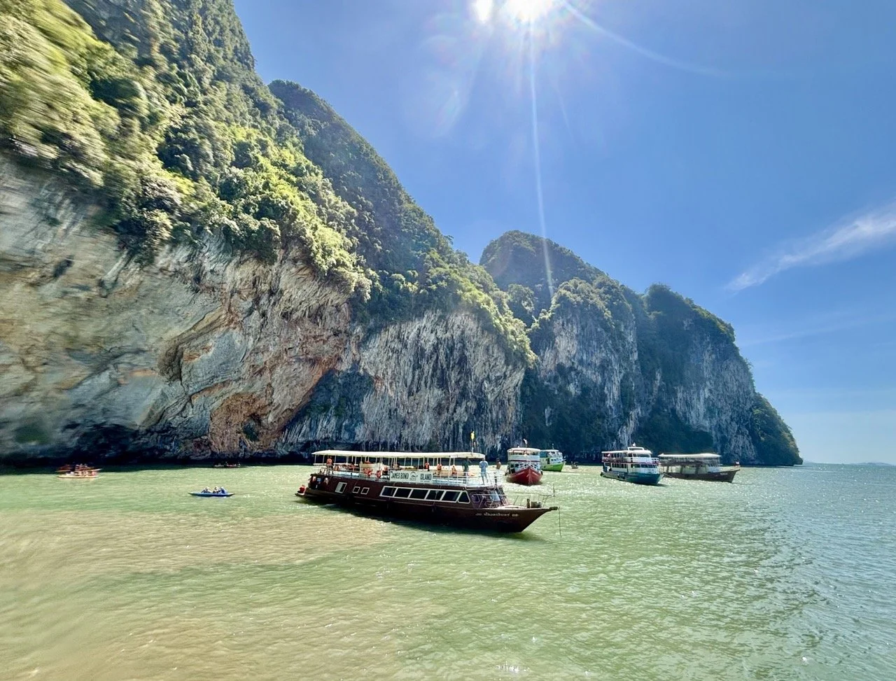 帕納島 Panak Island 的海上獨木舟探險，遊客划入神秘海蝕洞，探索攀牙灣隱藏的潟湖與紅樹林景觀。