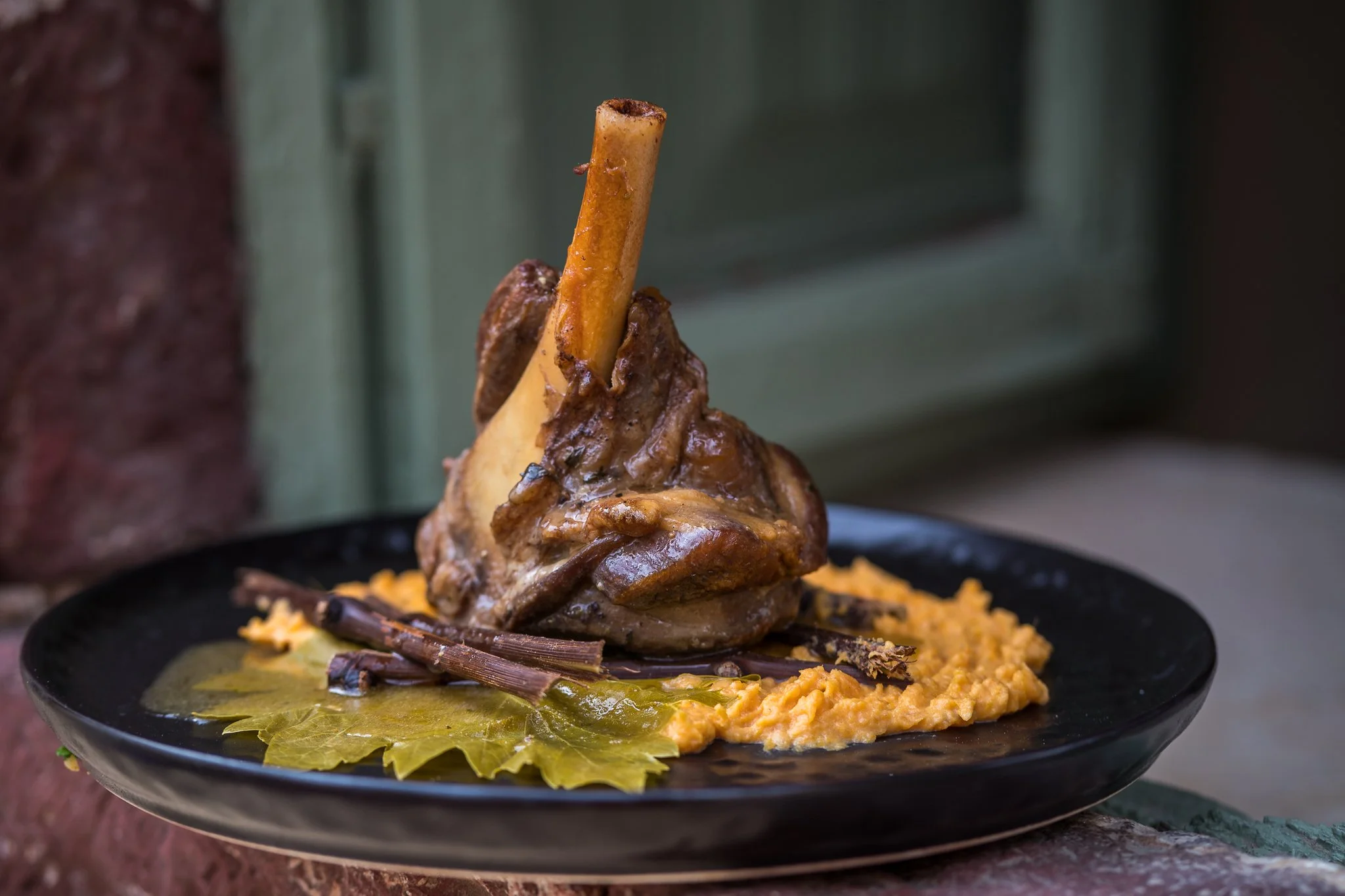 聖托里尼平價餐廳｜花園戶外座位，享受悠閒午餐與當地風味 Affordable Santorini Greek restaurant with outdoor garden shade seating.