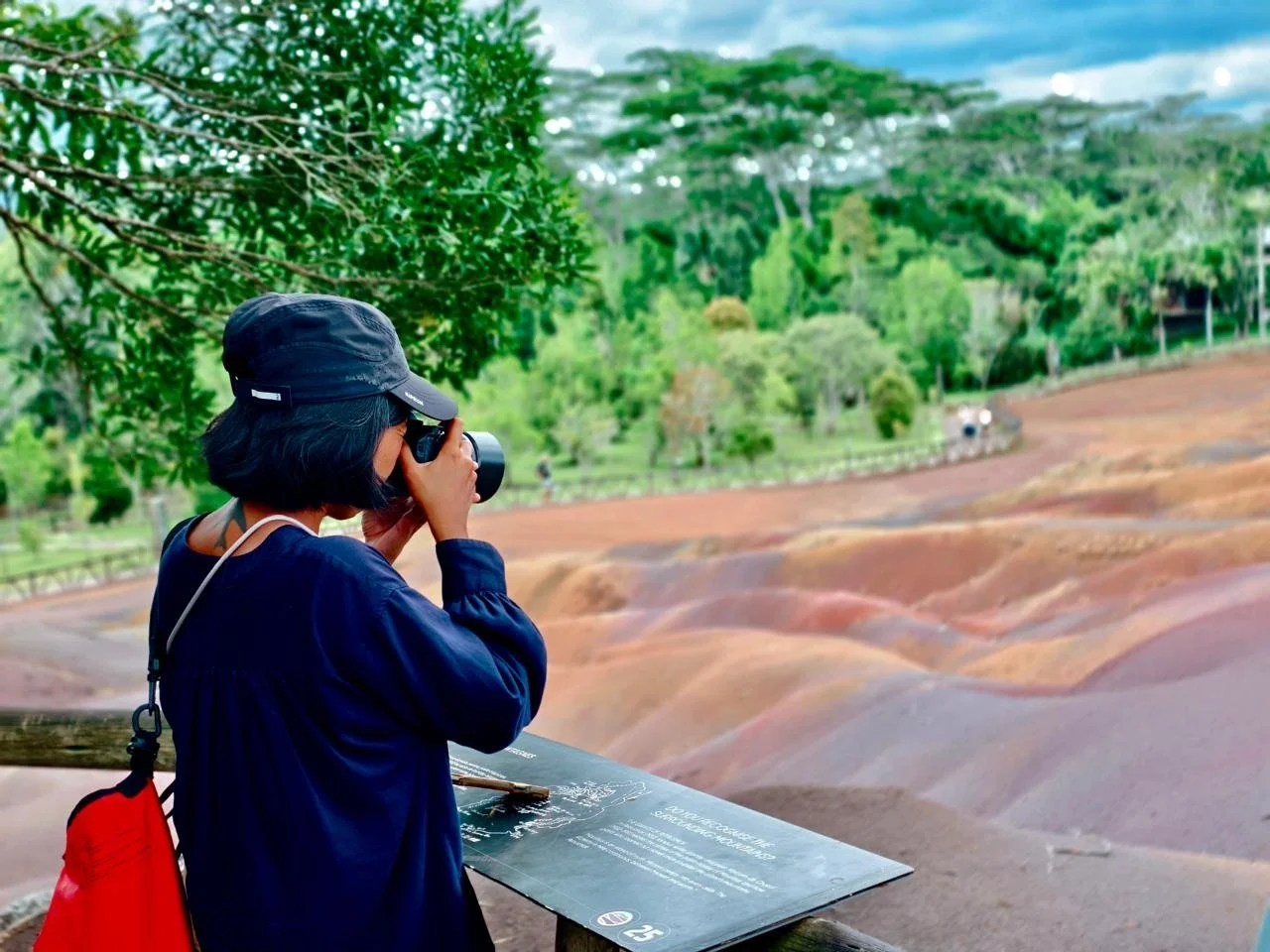 Chamarel 七色土近拍細節，色彩分層紋理清晰，示範使用偏光鏡與側光強化色彩的攝影建議，適合模里西斯攝影攻略頁面