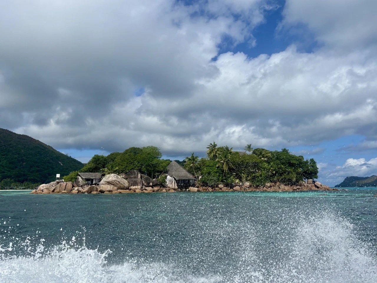 從空中俯瞰聖皮埃爾島，花崗岩巨石、棕櫚樹與透明海水構成經典的塞席爾海島景觀。