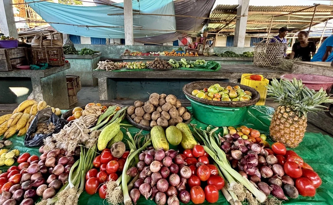 Feon’ny Ala 熱帶美食與烤魚特寫，Andasibe 在地餐廳推薦；Feon’ny Ala grilled fish plate — local Andasibe dining recommendation.